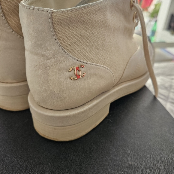 CHANEL 36.5 LACE UP "CC" BROWN BEIGE SUEDE MOTO BIKER ANKLE BOOTS ORIGINAL $1200 - Picture 2 of 4